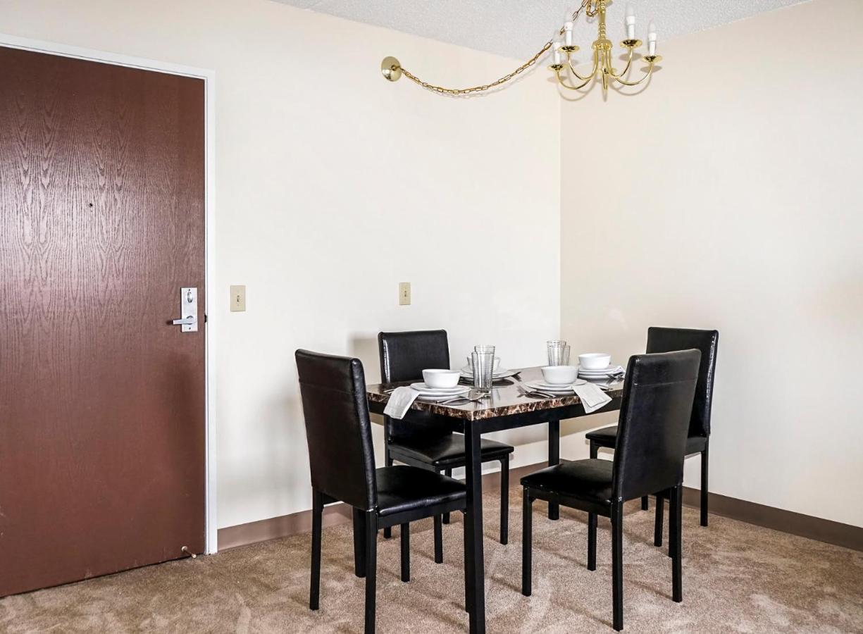 Short Term Rentals At The Park At Trowbridge Senior Community Southfield Bagian luar foto