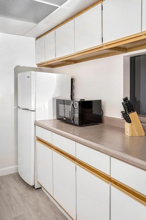 Short Term Rentals At The Park At Trowbridge Senior Community Southfield Bagian luar foto